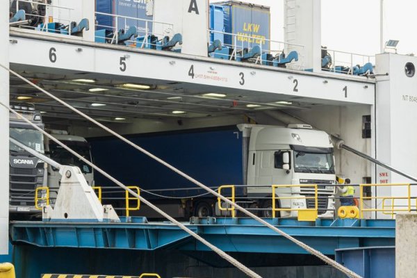 Więcej ciężarówek i naczep na terminalu promowym w Świnoujściu