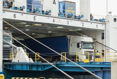 Więcej ciężarówek i naczep na terminalu promowym w Świnoujściu