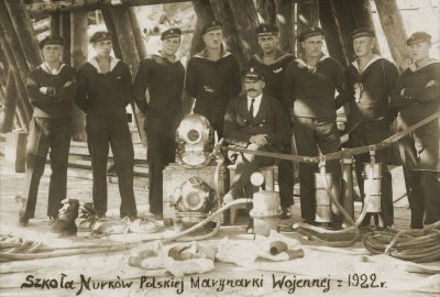 Fot.: mat. pras. Muzeum Marynarki Wojennej w Gdyni Nadanie pośmiertnej nominacji oficerskiej bosmanowi Siei