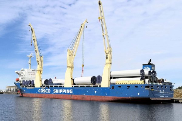 Maszyna drążąca tunel zmierza do portu w Świnoujściu