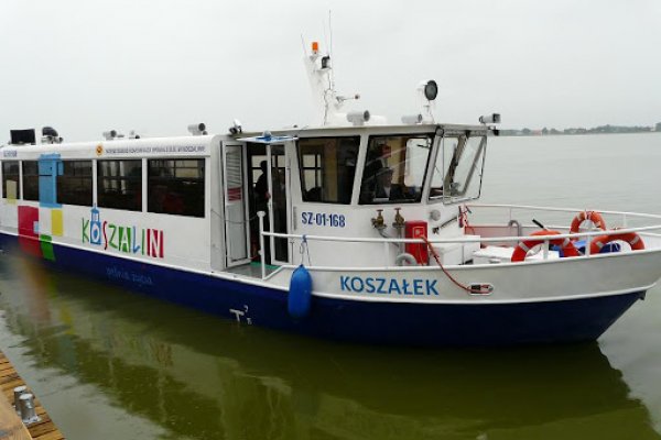 Nowy statek na jeziorze Jamno