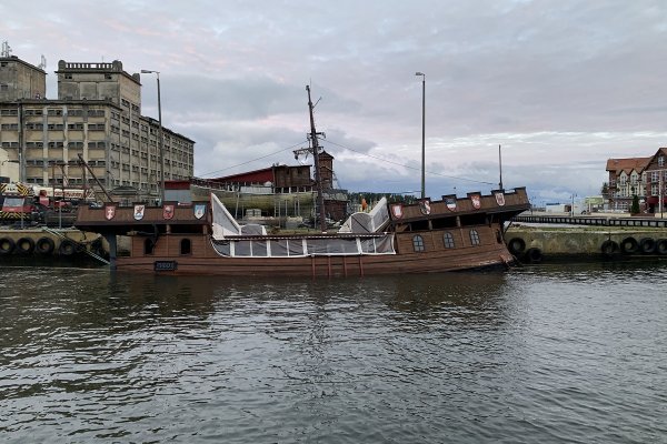 Drewniany statek osiadł na dnie w porcie morskim Ustka