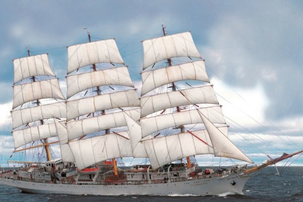 Gdynia: Świąteczna iluminacja żaglowca Dar Młodzieży