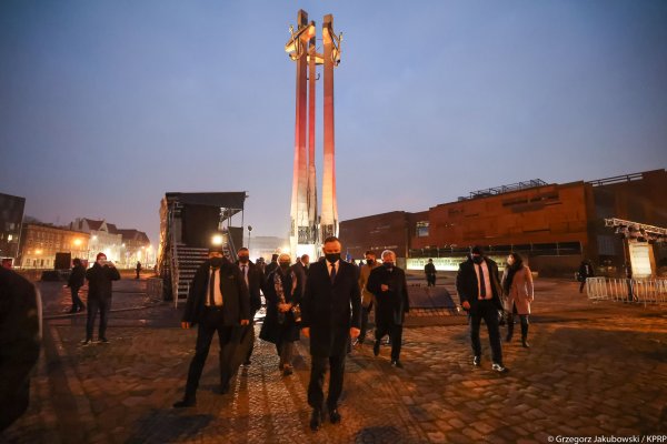 Prezydent Duda uczcił 50. rocznicę Grudnia '70 pod Pomnikiem Poległych Stoczniowców