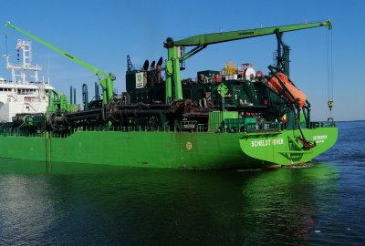 Scheldt River to pogłębiarka ssąco-refulująco-nasiębierna, która zasysa urobek z dna do ładowni, płynie do punktu zdawczego i tłoczy urobek przez rurociąg podwodny do miejsca, gdzie powstaje na Zalewie Szczecińskim wyspa (Fot.: Urząd Morski w Szczecinie) Trwają prace przy pogłębieniu toru wodnego Szczecin-Świnoujście
