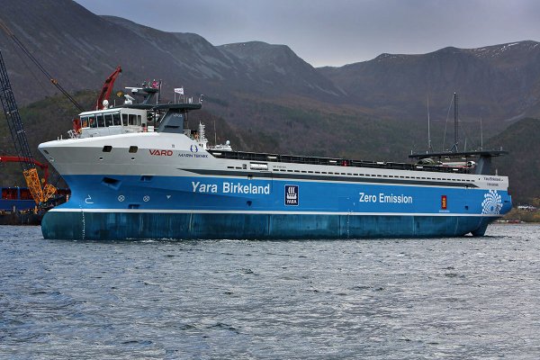 Grupa Vard przekazała bezemisyjny i docelowo autonomiczny kontenerowiec Yara Birkeland ...