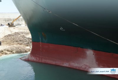 Udało się nieco przesunąć rufę statku w Kanale Sueskim, ale nadal jest o...