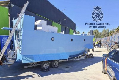 Fot.: Policia Nacional Interior Hiszpania: Policja przejęła półzanurzalną łódź do przemytu narkotyków