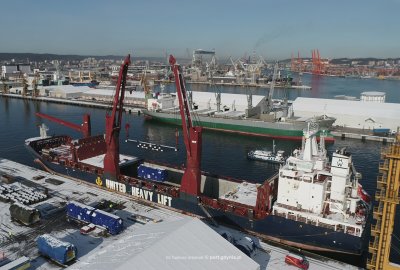 Załadunek dwóch generatorów na statek Tasmanic Winter