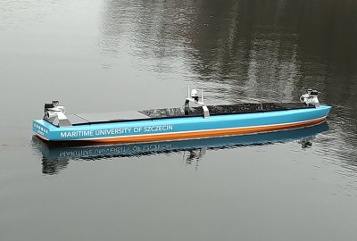 Model statku autonomicznego AMS na wodzie Testy statku autonomicznego Akademii Morskiej w Szczecinie