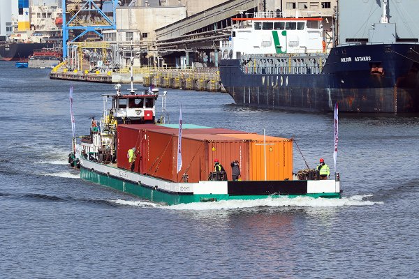 Pierwszy w historii komercyjny rejs Wisłą z ładunkiem kontenerów [VIDEO]