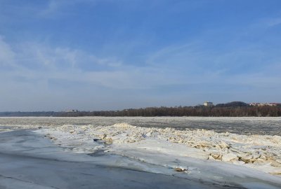 Kra na Wiśle w rejonie Płocka (Fot.: Wody Polskie) Wody Polskie: w razie zagrożenia możliwe wysadzenie zatorów na rzece