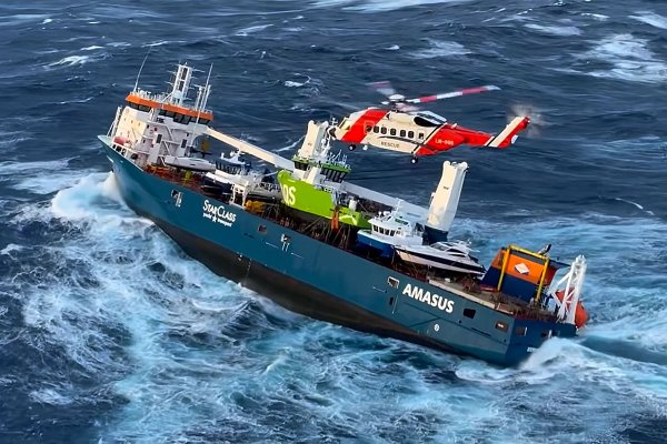 Smit Salvage wynajęta do ratowania statku Eemslift Hendrika. Część ładunku pokładowego ...