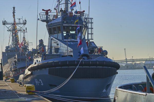 Biało-czerwona bandera na holowniku H-3 Leszko