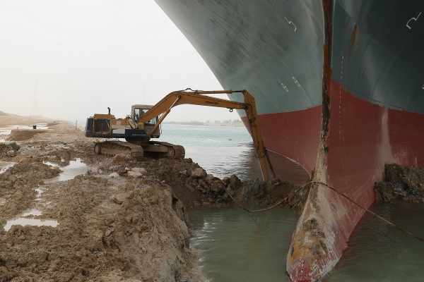 W USA ropa drożeje w reakcji na podejmowane próby odblokowania Kanału Sueskiego