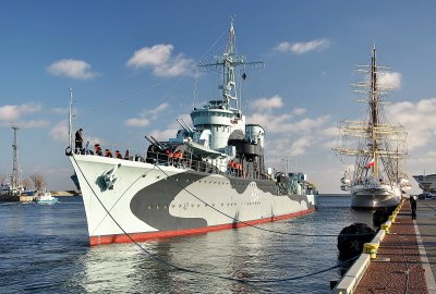 Okręt ORP Błyskawica holowany na remont