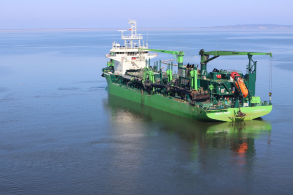 Pogłębiarka pracująca na torze wodnym wydobyła niewybuch z czasów II wojny