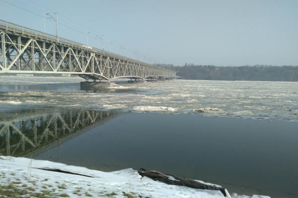 Mazowsze: Straż pożarna w gotowości w związku z wysokim poziomem wody w rzekach