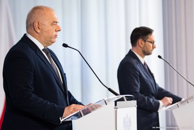 Wicepremier Jacek Sasin podczas konferencji z prezesem Danielem Obajtkiem (Fot.: Ministerstwo Aktywów Państwowych) Skarb Państwa będzie miał docelowo 50 proc. w PKN Orlen, powiększonym o Lotos i PGNiG...