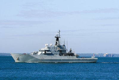 Londyn wysłał w środę wieczorem dwa okręty patrolowe HMS Severn i HMS Tamar w odpowiedzi na groźby Paryża, że odetnie dostawy energii elektrycznej na wyspę - na której 95 proc. prądu dostarczane jest podmorskimi kablami z Francji - a także w związku z zapowiedziami protestu francuskich rybaków przy wejściu do jej głównego portu, St Helier (Fot.: Wikimedia Commons) Spór na Jersey zażegnany, potencjał do dalszych sporów o połowy pozostał