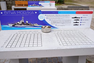 Dwa stoły do klasycznej gry stanęły przy wystawie plenerowej Muzeum Marynarki Wojennej w Gdyni (Fot.: Muzeum Marynarki Wojennej) Okręty w plenerze