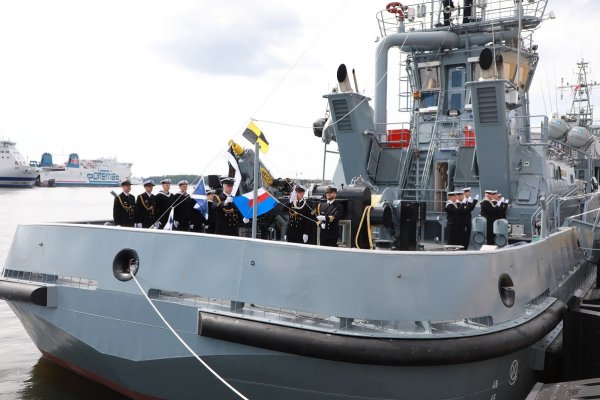 H-13 Przemko z biało-czerwoną banderą