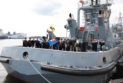 Uroczystość podniesienia bandery na holowniku H-13 Przemko H-13 Przemko z biało-czerwoną banderą
