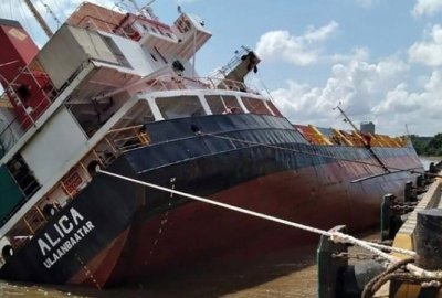 Niekontrolowany przechył statku - kontenery wypadły za burtę [VIDEO]