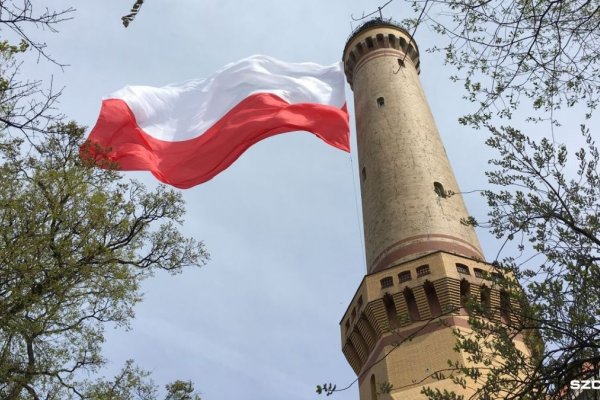 Gigantyczna flaga narodowa na latarni morskiej w Świnoujściu [VIDEO]