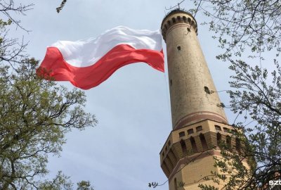 Gigantyczna flaga narodowa na latarni morskiej w Świnoujściu [VIDEO]