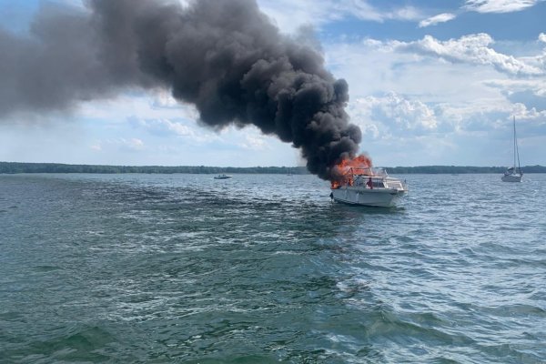 Trzy osoby w szpitalu po pożarze łodzi na Śniardwach