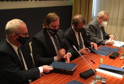 Umowę podpisali: ze strony ZMPSiŚ SA: Krzysztof Urbaś – prezes zarządu oraz Kazimierz Drzazga – wiceprezes ds. infrastruktury. Ze strony Remontowa Shipbuilding S.A.: Marcin Ryngwelski - prezes zarządu oraz Dariusz Jaguszewski – członek zarządu (Fot.: mat. pras.) Podpisano umowę na budowę statku pożarniczego Strażak-28 dla ZMPSiŚ SA