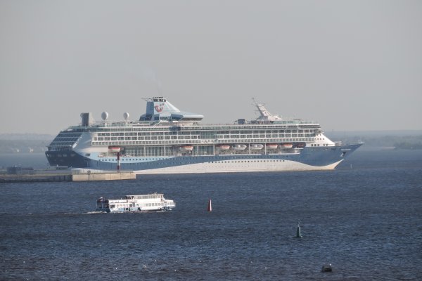 Amsterdam: Mieszkańcy portu skarżą się na stojący tam statek wycieczkowy