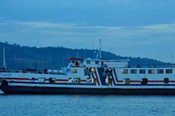 Indonezja: 7 osób utonęło, a 11 zaginęło po zatonięciu promu w pobliżu Bali