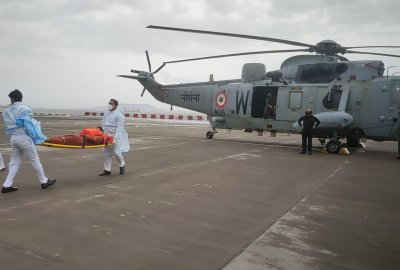 Fot.: Indian Navy Indyjska marynarka wojenna poszukuje 78 osób z barki, która zatonęła u wybrzeży Bombaju...