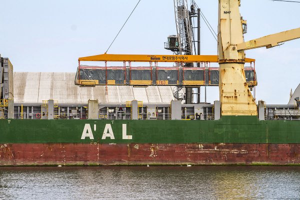 W porcie Gdynia wyładowano pierwsze dwa z 213 koreańskich tramwajów dla Warszawy