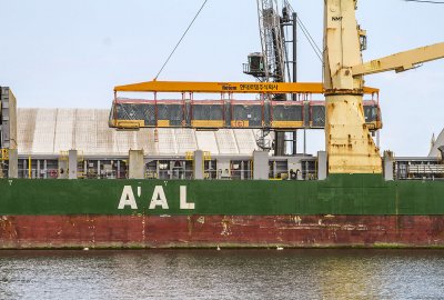 W porcie Gdynia wyładowano pierwsze dwa z 213 koreańskich tramwajów dla ...