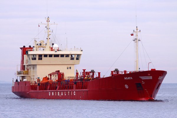 Polski chemikaliowiec oparł się dziobem o brzeg Kanału Kilońskiego