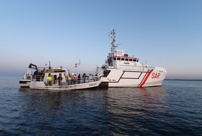 Na zdjęciu jednostka Hunter holowana przez SAR 3000 Orkan przed wejściem do portu morskiego w Ustce Raport komisji badań wypadków morskich po kolizji jednostek z Ustki