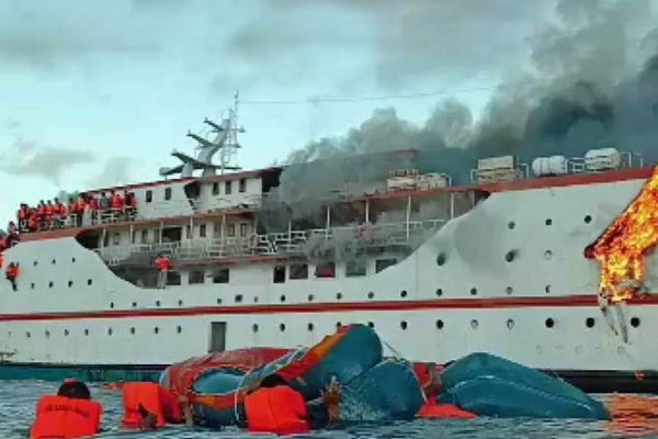 W Indonezji spalił się prom pasażerski - załoga i pasażerowie uratowani
