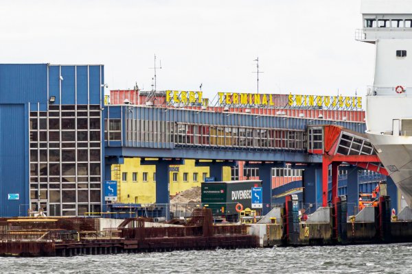 Na terminalu promowym w Świnoujściu pojawiły się kolejne elementy modernizowanego nabrz...