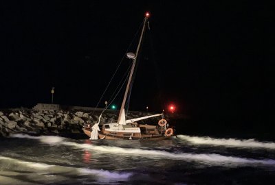Drewniany jacht żaglowy wylądował na plaży wschodniej w Ustce