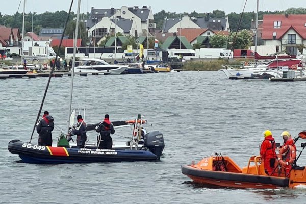Na wodach Zatoki Puckiej przewrócił się jacht, straż graniczna pomogła żeglarzowi