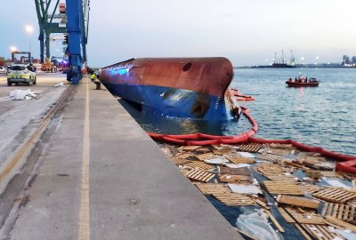 Wypadek coastera Nazmiye Ana w porcie Castellon W Hiszpanii mały statek towarowy przewrócił się do góry dnem przy nabrzeżu