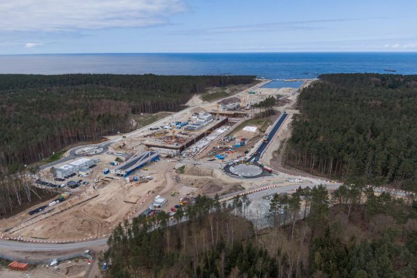 Poszukiwacze bursztynu w sąsiedztwie budowy przekopu przez Mierzeję Wiślaną