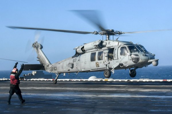 Pięciu marynarzy zaginionych po wypadku śmigłowca lecącego z lotniskowca uznano za zmar...