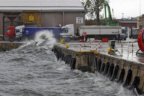Przelewanie się fal przez nabrzeża będzie coraz częstsze, również w Polsce
