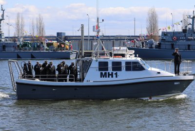 Parada burtowa okrętów stacjonujących w Porcie Wojennym w Świnoujściu z pokładu motorówki hydrograficznej MH-1 Przekazanie obowiązków dowódcy 8. Flotylli Obrony Wybrzeża