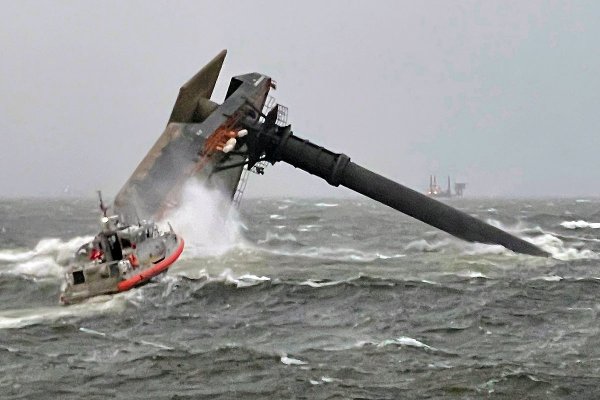 Sześciu uratowanych, dwunastu zaginionych po przewróceniu jednostki samopodnośnej na Za...