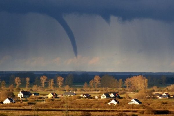 Trąba wodna nad Zatoką Pucką